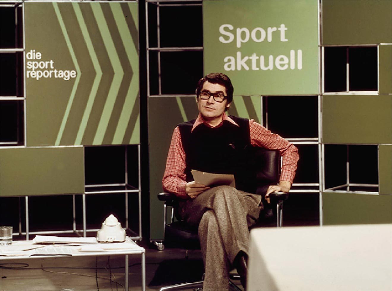 In 1972 Otl Aicher and his team designed four weights of a round Univers for the Zweites Deutsches Fernsehen (Second German Television). The new round look defined all type on screen including the new ZDF logo as well as the logos of many new programs. (With kind permission of Horst Schick, ZDF Marketing Division.)